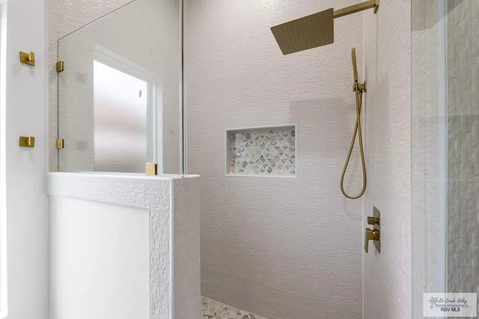 Bath - 4773 Espinosa Ln, Brownsville, TX 78521 photo 4 of 4