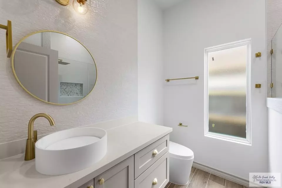 Bath - 4773 Espinosa Ln, Brownsville, TX 78521 photo 3 of 4