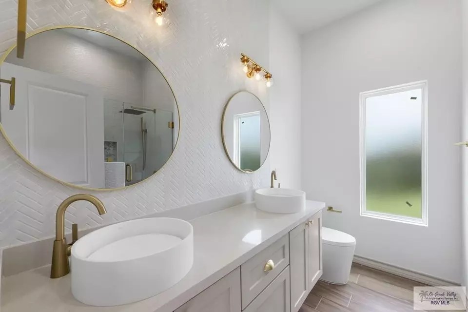 Bath - 4773 Espinosa Ln, Brownsville, TX 78521 photo 1 of 4