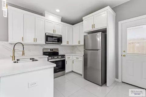Kitchen - 1802 W Violet Dr, Pharr, TX 78577 photo 2 of 4