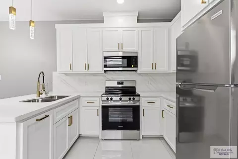 Kitchen - 1802 W Violet Dr, Pharr, TX 78577 photo 3 of 4