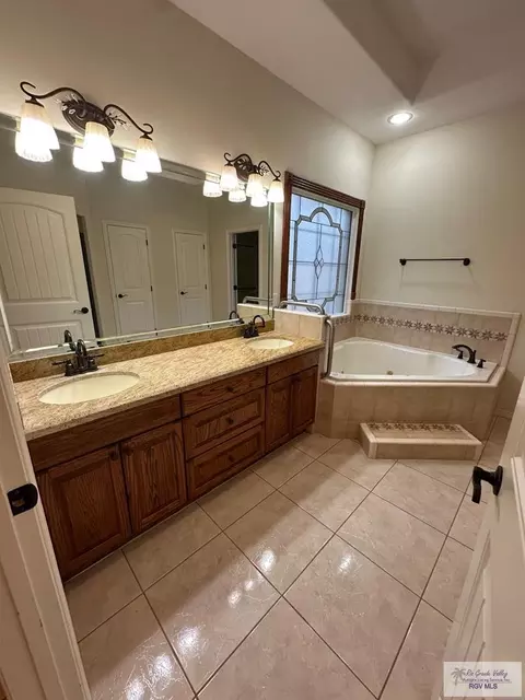 Bath - 2302 Hitching Post Blvd, Harlingen, TX 78552 photo 3 of 4