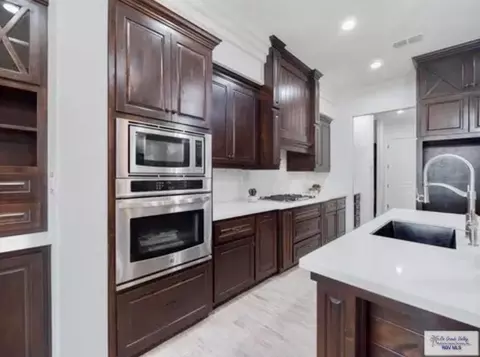Kitchen - 2102 Thacker Ln, Harlingen, TX 78552 photo 6 of 7