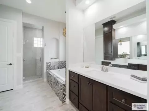 Bath - 2102 Thacker Ln, Harlingen, TX 78552 photo 2 of 8