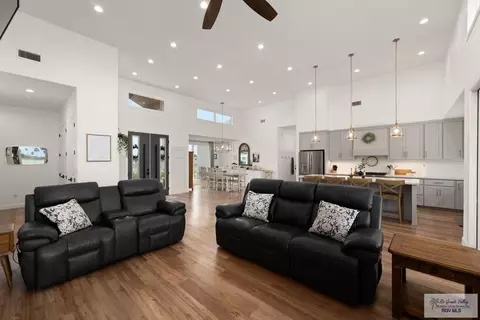 Living - 1709 Thacker Ln, Harlingen, TX 78552 photo 5 of 6