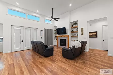 Living - 1709 Thacker Ln, Harlingen, TX 78552 photo 2 of 6