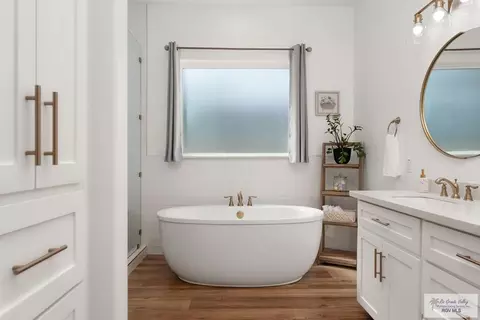 Bath - 1709 Thacker Ln, Harlingen, TX 78552 photo 3 of 10