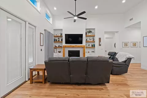 Living - 1709 Thacker Ln, Harlingen, TX 78552 photo 3 of 6