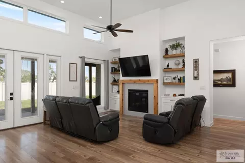 Living - 1709 Thacker Ln, Harlingen, TX 78552 photo 4 of 6