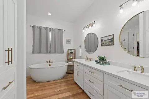 Bath - 1709 Thacker Ln, Harlingen, TX 78552 photo 2 of 10