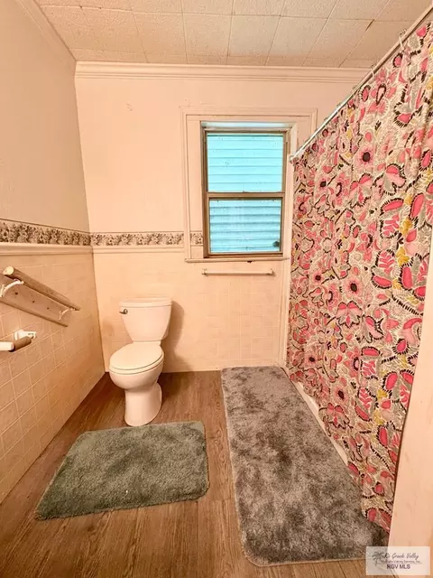 Bath - 105 N Madeley Ave, Combes, TX 78535 photo 1 of 1