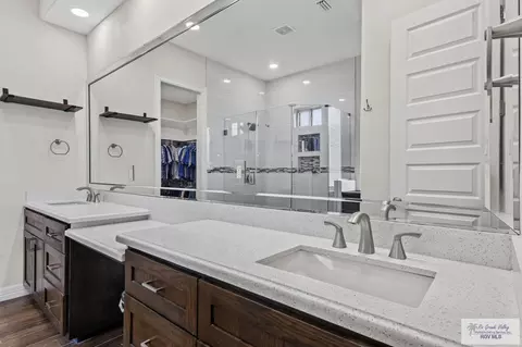 Bath - 2106 Thacker Ln, Harlingen, TX 78552 photo 2 of 4