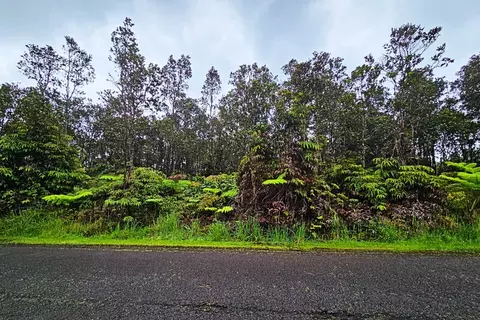 Anuhea St, Volcano, HI 96785