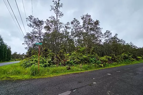 Anuhea St, Volcano, HI 96785