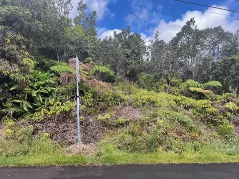 Nahelenani St, Volcano, HI 96785
