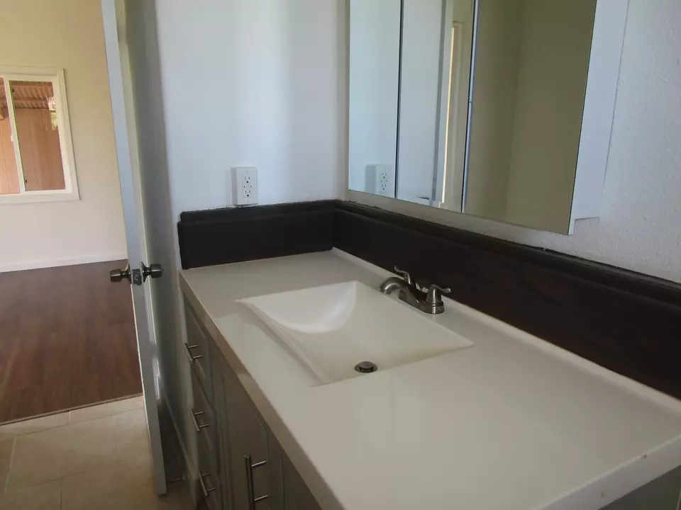 Bath - 2114 Kaumana Dr, Hilo, HI 96720 photo 3 of 7