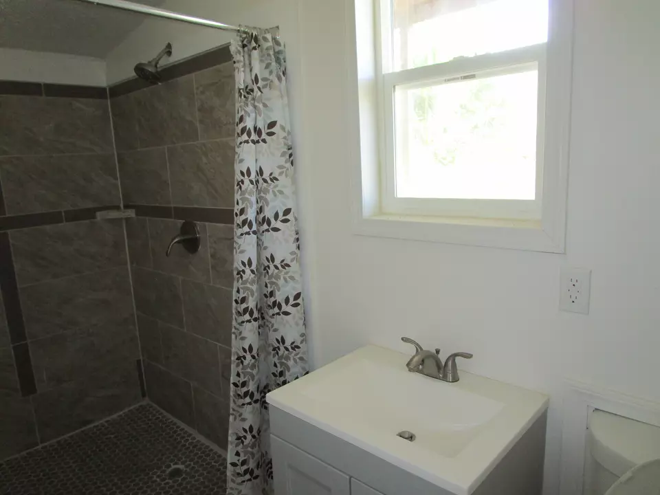 Bath - 2114 Kaumana Dr, Hilo, HI 96720 photo 5 of 7