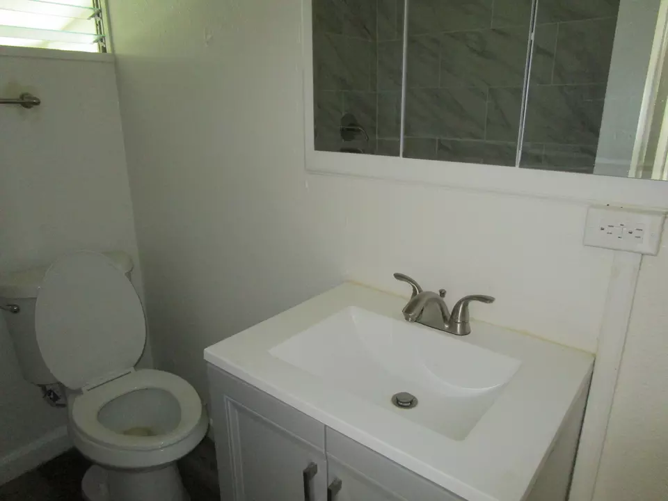 Bath - 2114 Kaumana Dr, Hilo, HI 96720 photo 6 of 7