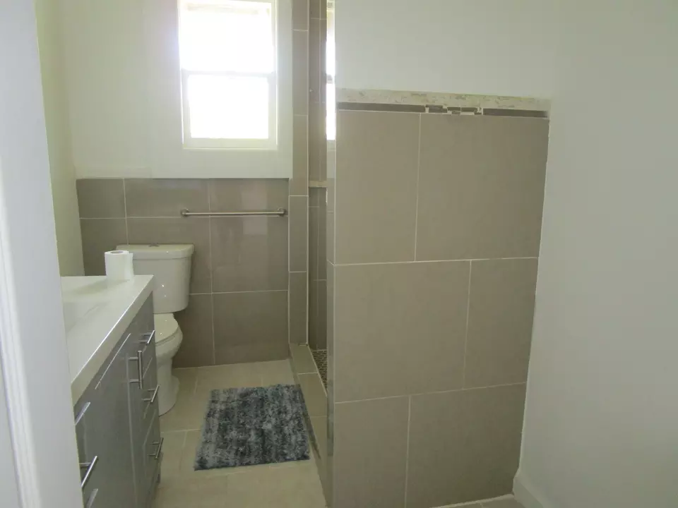 Bath - 2114 Kaumana Dr, Hilo, HI 96720 photo 1 of 7