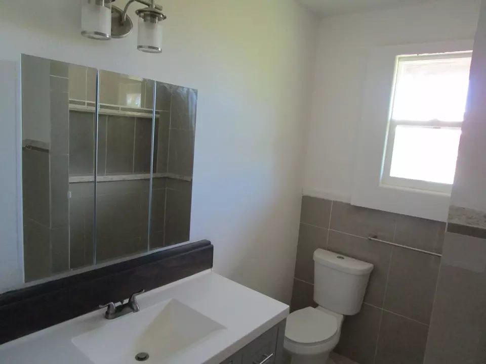 Bath - 2114 Kaumana Dr, Hilo, HI 96720 photo 2 of 7