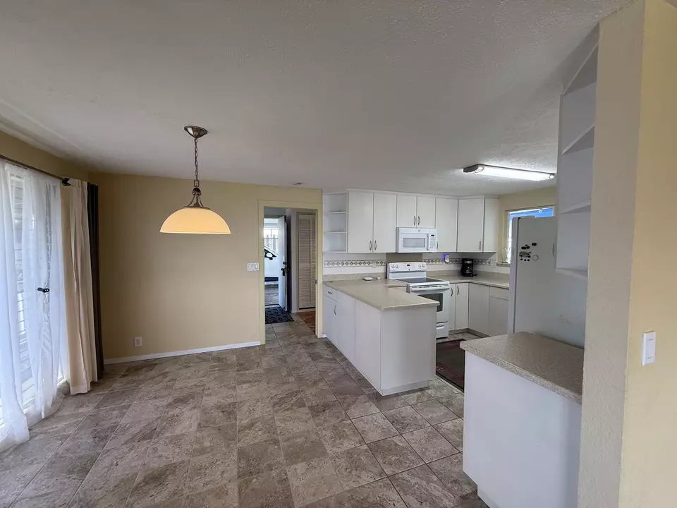 Kitchen - 8 Kaikuono St, Hilo, HI 96720 photo 2 of 3