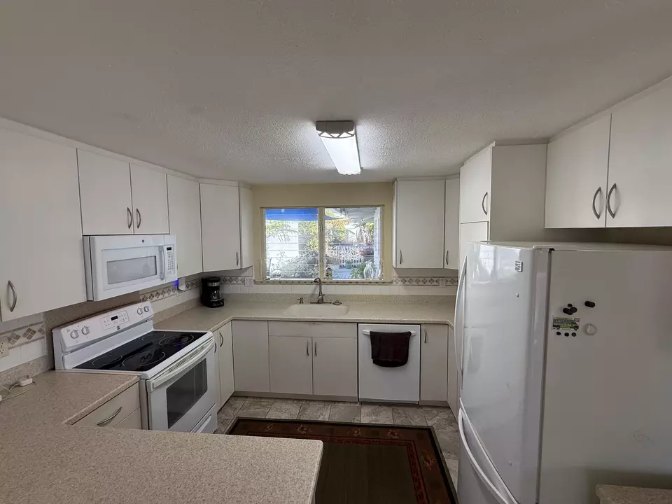 Kitchen - 8 Kaikuono St, Hilo, HI 96720 photo 3 of 3