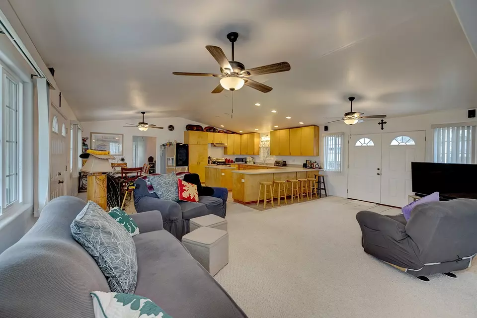 Living - 497 Makanaa St, Hilo, HI 96720 photo 1 of 2