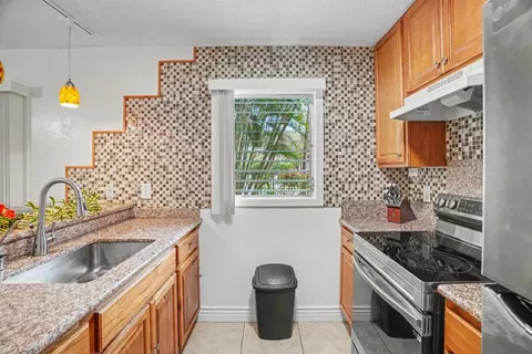 Kitchen - 525 Aleka Lp #B8, Kapaa, HI 96746 photo 4 of 5