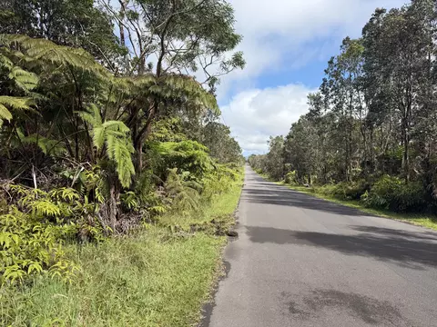 Nahelenani St, Volcano, HI 96785