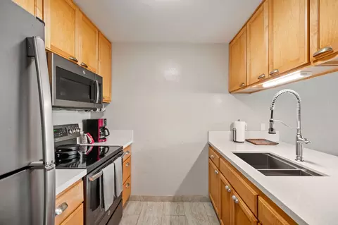 Kitchen - 525 Aleka Lp #H7, Kapaa, HI 96746 photo 4 of 5