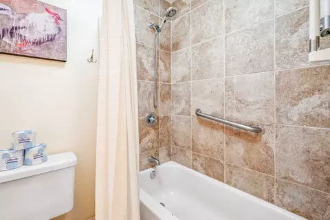 Bath - 525 Aleka Lp #G7, Kapaa, HI 96746 photo 2 of 2