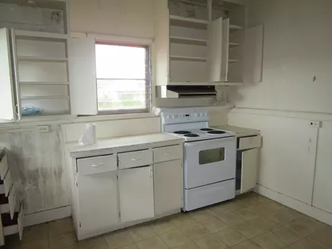 Kitchen - 66 Ohea St, Hilo, HI 96720 photo 3 of 4