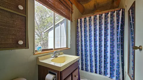 Bath - 92-8687 Lehua Ln, Ocean View, HI 96737 photo 2 of 2