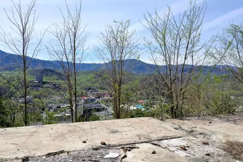 507 Campbell Lead Rd, Gatlinburg, TN 37738