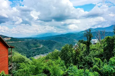 918 Village Loop Rd, Gatlinburg, TN 37738