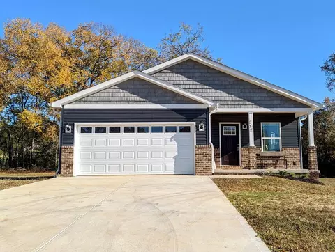 312 Garden Ln, Dandridge, TN 37725