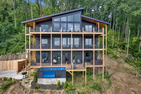 793 Chestnut Dr, Gatlinburg, TN 37738