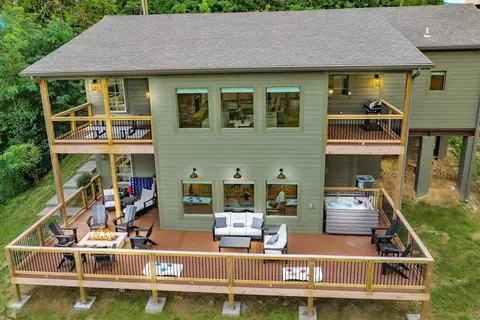 1068 Village Loop Rd, Gatlinburg, TN 37738