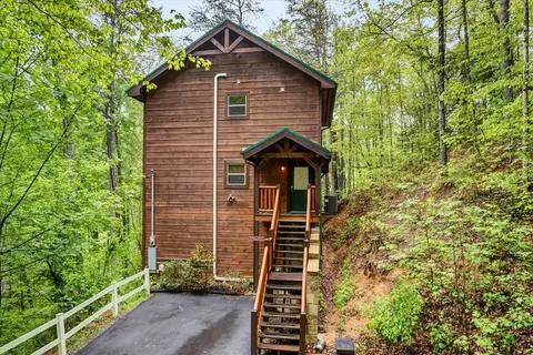 1723 Pulaski Ln, Pigeon Forge, TN 37876