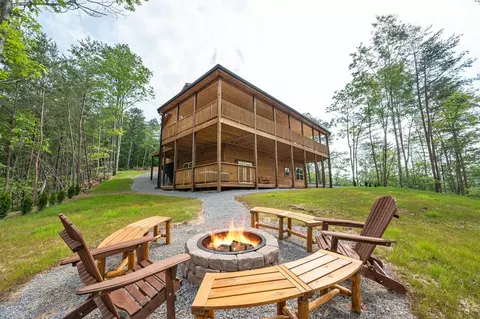 1044 Laurel Lick Rd, Pigeon Forge, TN 37863