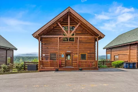 1067 Towering Oaks Dr, Sevierville, TN 37876