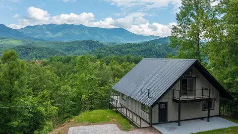 556 Galloway Ln, Gatlinburg, TN 37738