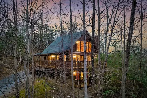 1136 Twin Oaks Rd, Gatlinburg, TN 37738