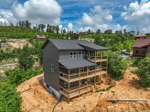 838 Leisure Ln, Gatlinburg, TN 37738
