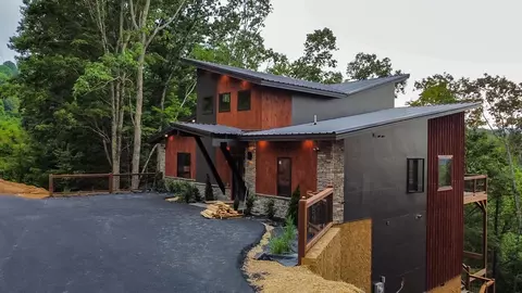 2430 Cove Mtn Ln, Sevierville, TN 37862