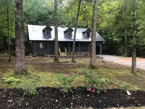 715 Junglebrook Ln, Gatlinburg, TN 37738
