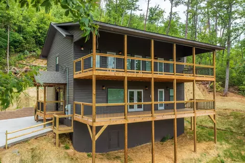 318 Greystone Hts Rd, Gatlinburg, TN 37738