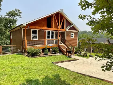 3144 Cherokee Valley Dr, Pigeon Forge, TN 37862