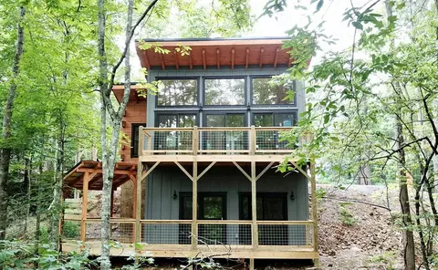 514 Parton Dr, Gatlinburg, TN 37738