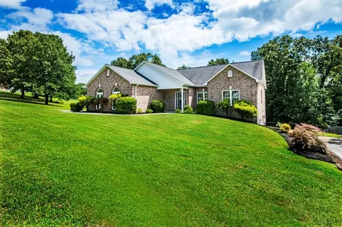 1876 Lakebrook Cir, Dandridge, TN 37725